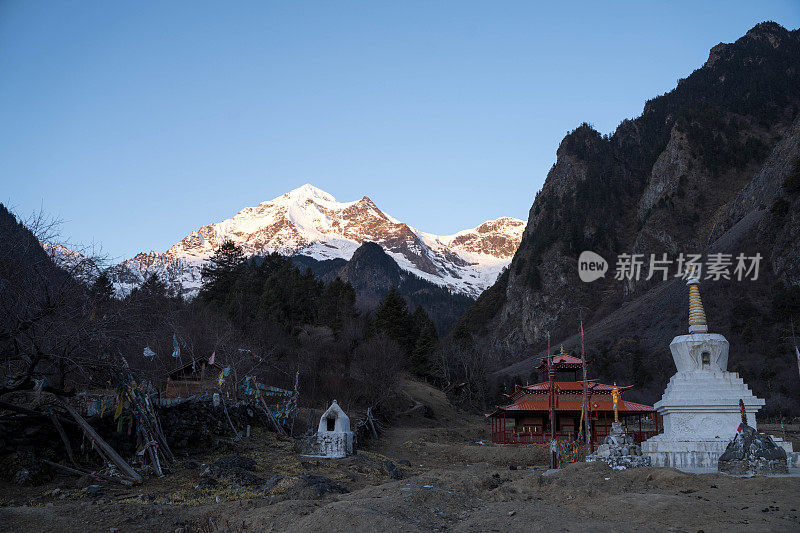 日出时的美丽雪山