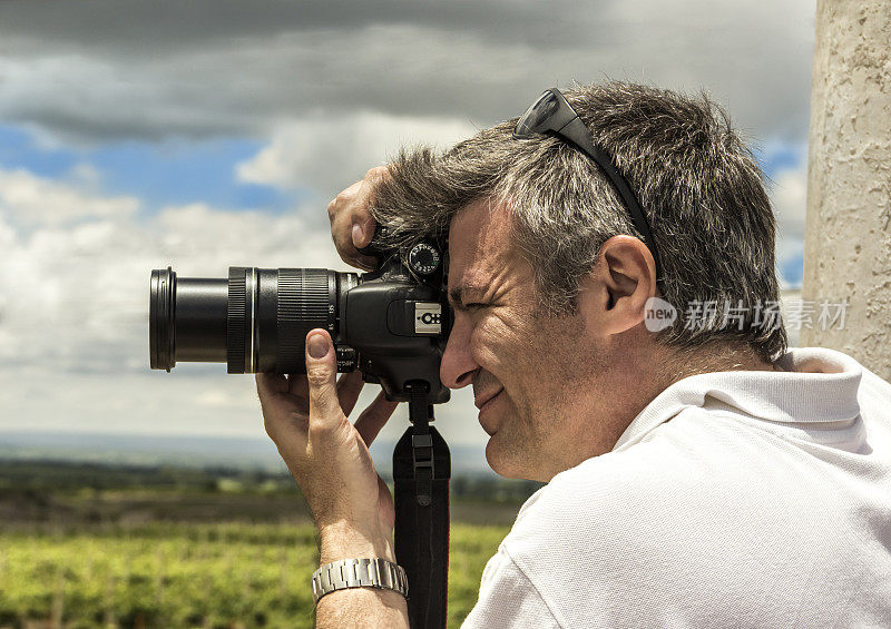 摄影师在美丽的马尔贝克葡萄园拍摄。Tunuyan,阿根廷门多萨。