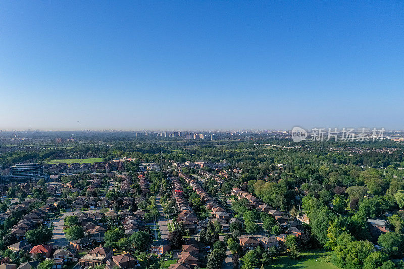 加拿大沃恩，伍德布里奇，伊斯灵顿大街的住宅分区鸟瞰图，独立和复式住宅