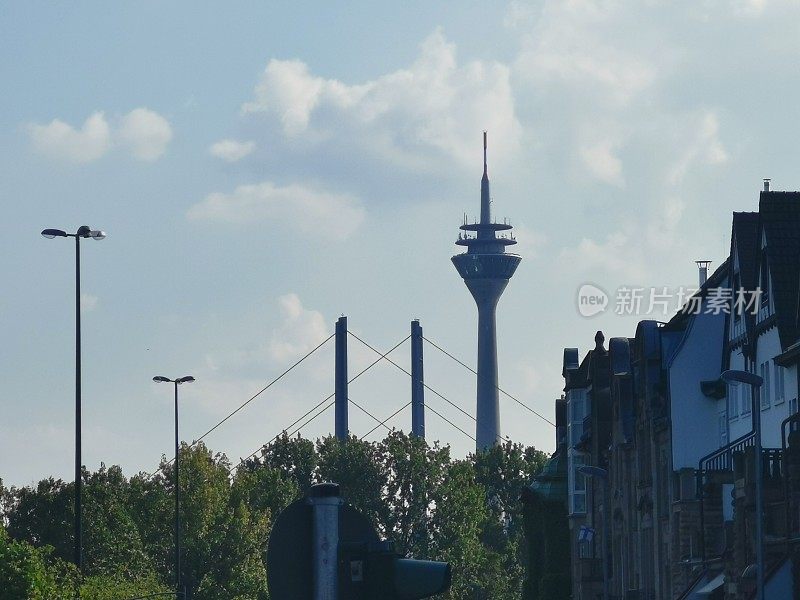 Düsseldorf电视塔和D-Oberkassel建筑在一个灿烂的夏末日