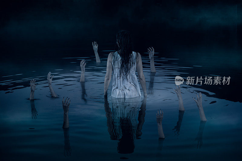 一个女人站在湖中央，双臂环绕着，伸出黑暗的深水。