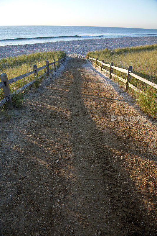 黎明时分的沙丘围栏通向清晨的海滩