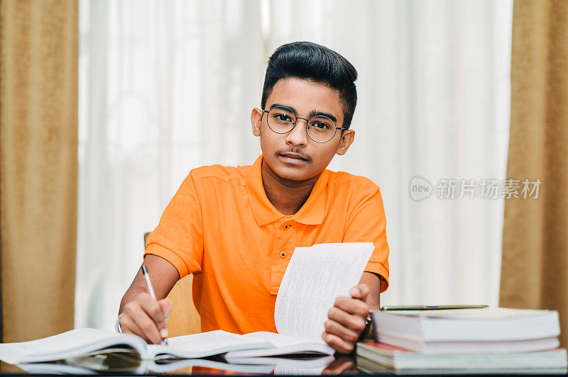 小男孩准备考试，在家学习。