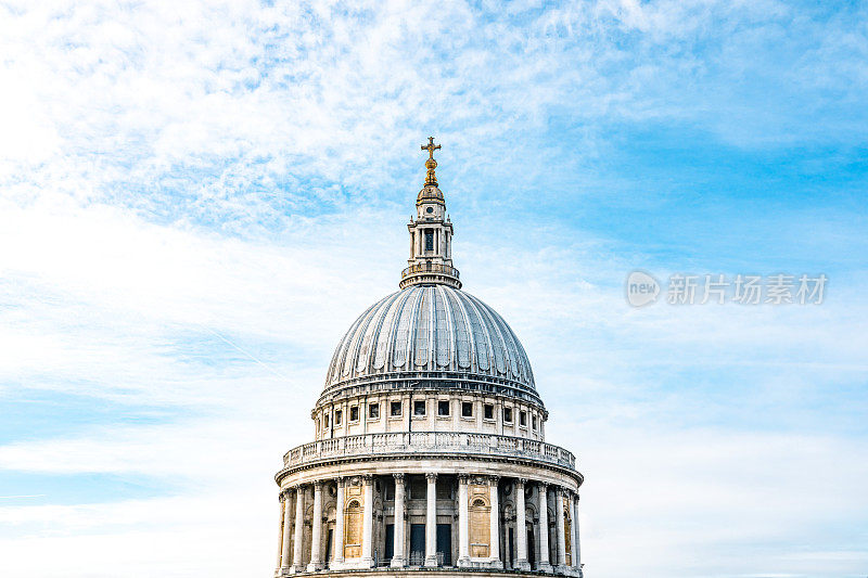 英国伦敦圣保罗大教堂顶部的黄金十字架