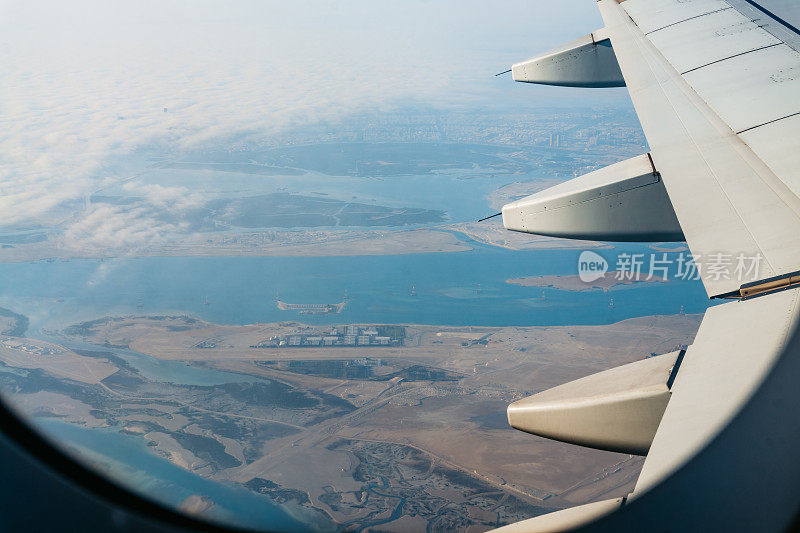 在空中通过飞机观看