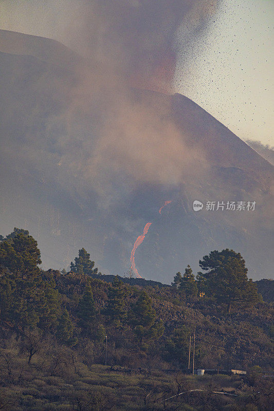 康伯利维亚火山爆发。火山锥和火山炸弹向黎明山移动，大量的气体和岩石形成垂直的双柱。