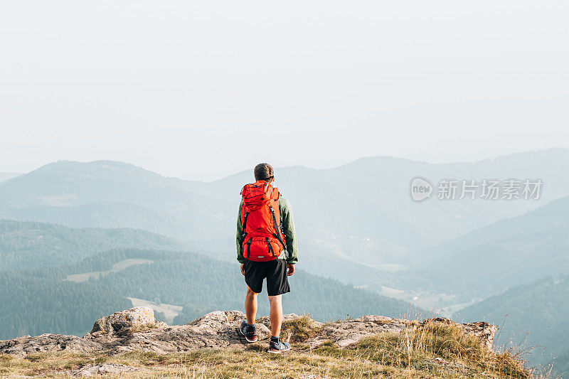 远足者在长满草的山脊上放松