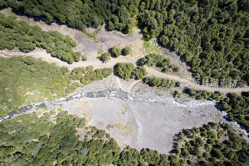 智利南部一条从山上流下的河流