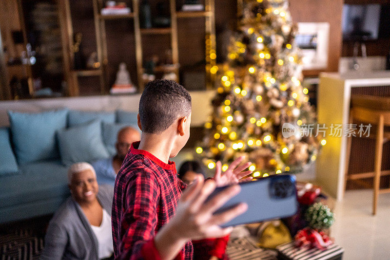 家人在圣诞节期间在家进行视频通话或拍摄