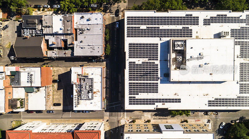 乔治亚州萨凡纳一座行政大楼屋顶上的太阳能电池板。