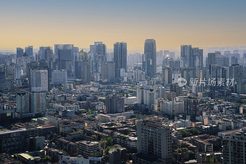 黄昏时分的成都天际线景观