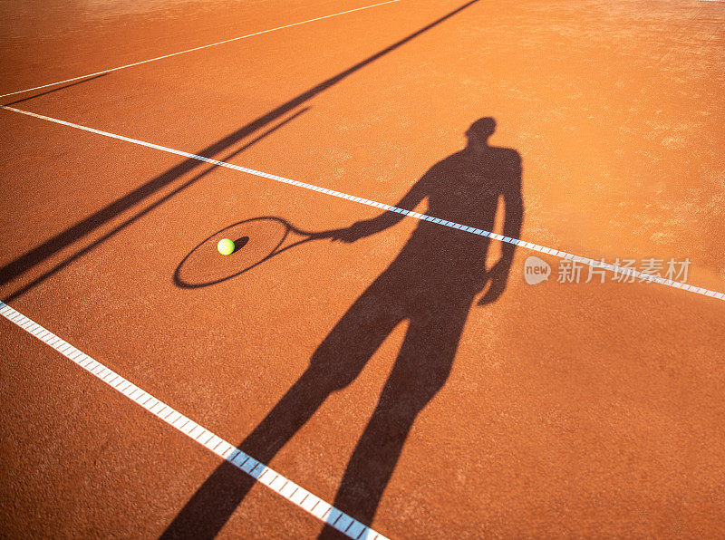 打网球的男人的影子