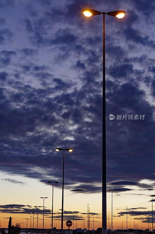 日落时街灯照亮的天空。Alcorcon,马德里,西班牙,