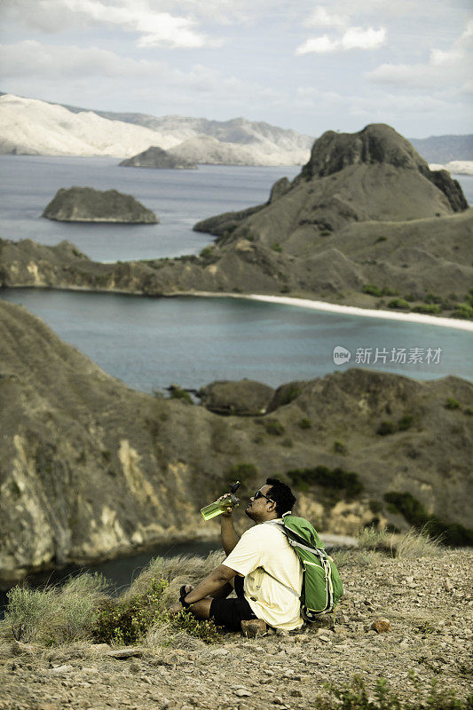 亚洲年轻人旅行和徒步在帕达岛，纳万巴乔，科莫多国家公园