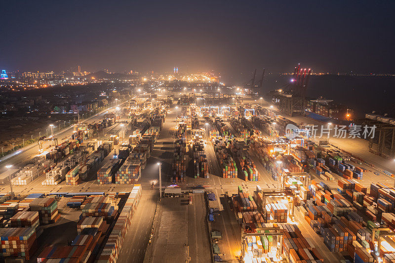 雾霾天气下商业码头的夜景