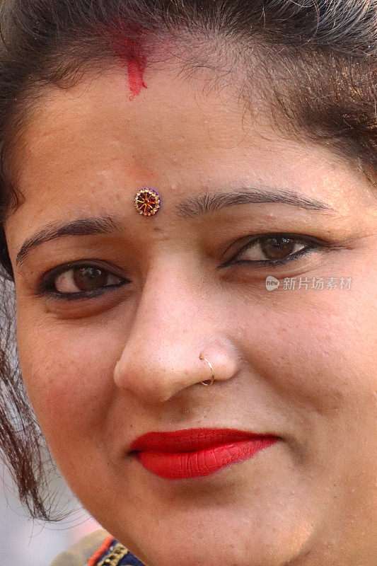 印度教徒的全帧图像，印度女人的肖像，穿着辛杜在头发分开，在前额上的珠宝宾迪，头部特写，看着相机