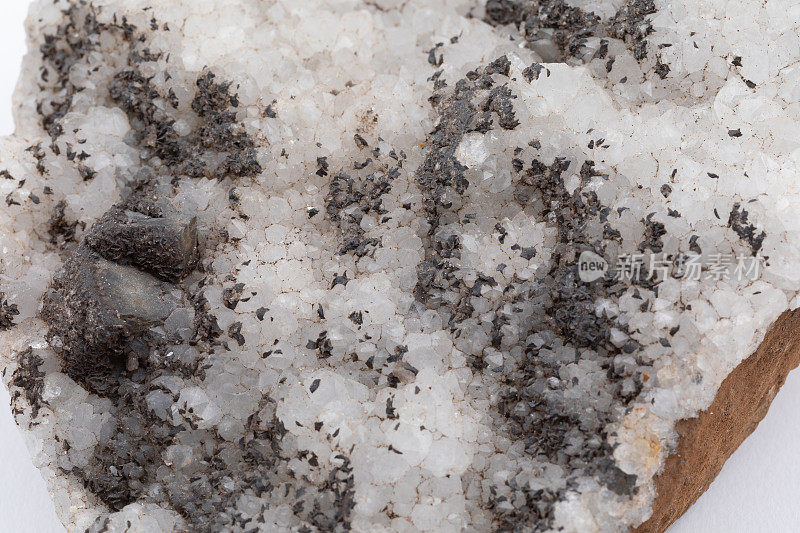 具有明显的棱柱状晶体的石英的天然矿物标本。一种非常坚硬的矿物，由二氧化硅和地壳中第二丰富的矿物组成