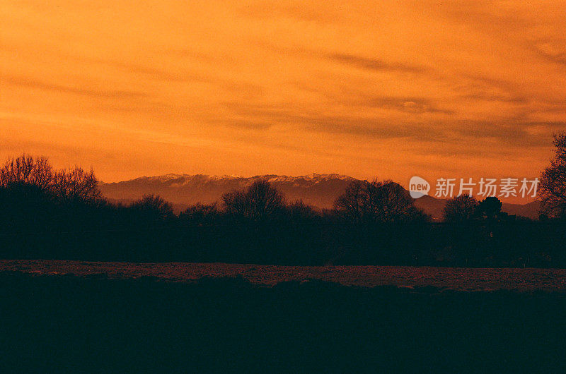 日落与山的背景，35毫米