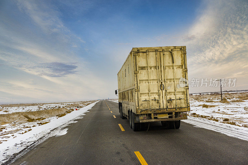 冬季，半卡车行驶在喀什县的一条乡村公路上