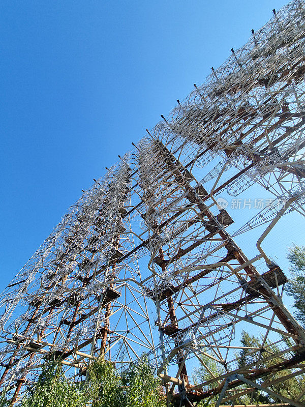 苏联秘密雷达“DUGA-1”，被称为啄木鸟，隐藏在普里皮亚季市附近的森林里。高耸的金属建筑散布在一片荒芜的土地上。雷达下贫瘠干燥的土地。