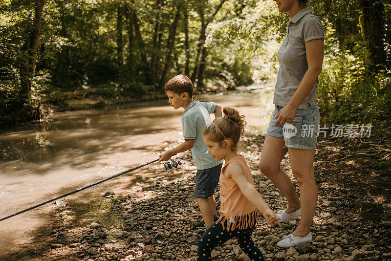 夏天和妈妈一起钓鱼