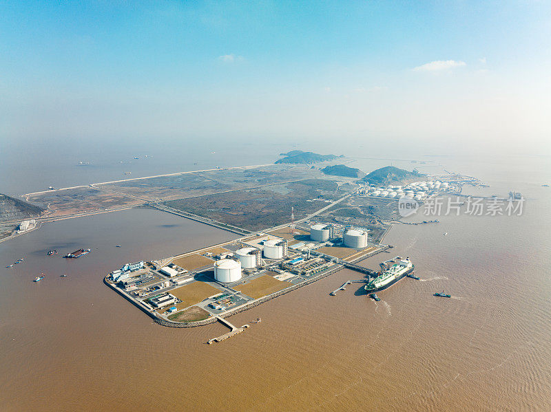 在货运海港的炼油厂工业区的大型燃料储罐的鸟瞰图。