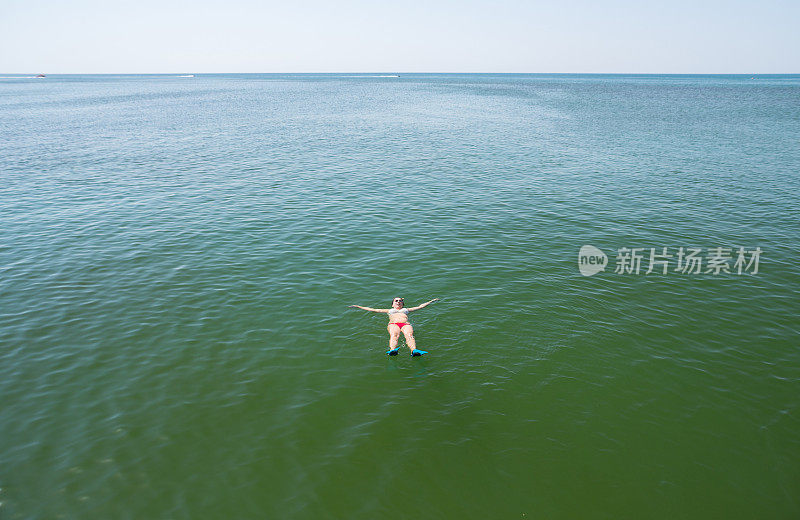 女人在海里游泳。