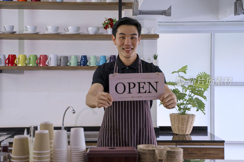 年轻的企业家在工作。咖啡店主。