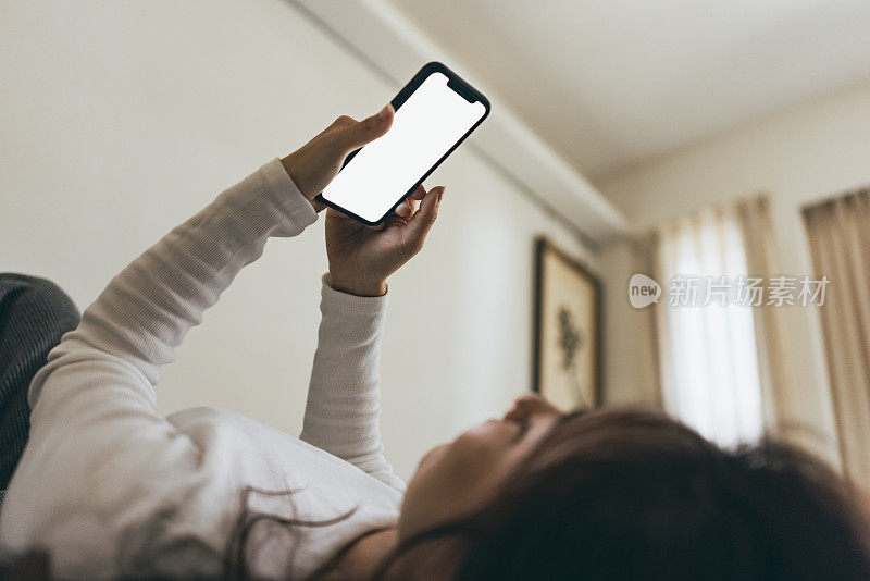 亚洲女性在家使用智能手机