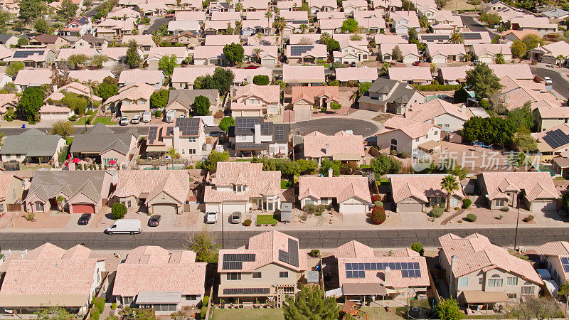无人机拍摄亚利桑那州吉尔伯特的住宅街道