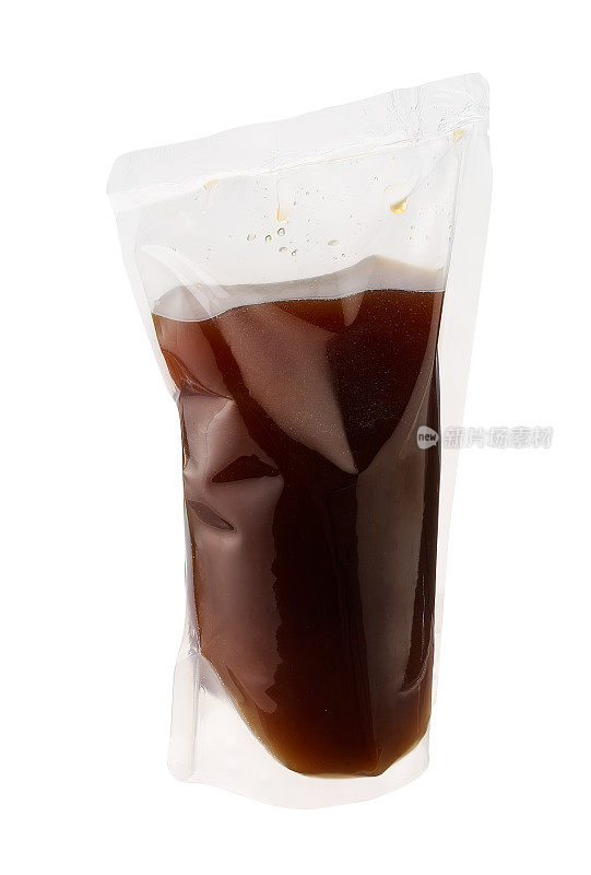 汤汁或汤汁在塑料袋上隔离白色