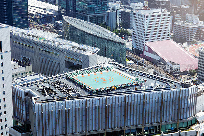 直升机降落在摩天大楼的楼顶