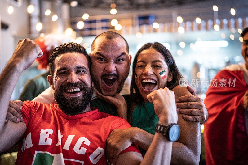 墨西哥球迷在酒吧庆祝足球比赛中进球