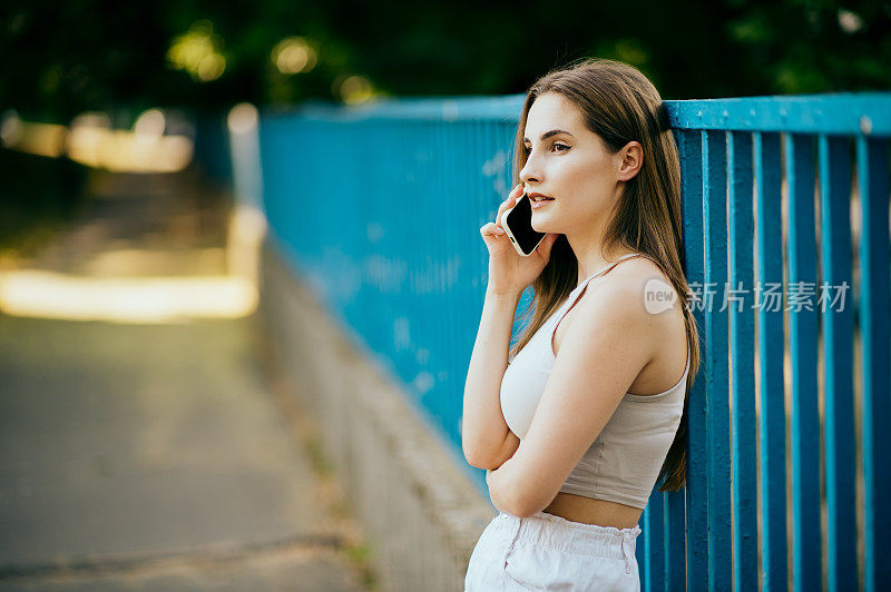 十几岁的女孩使用智能手机