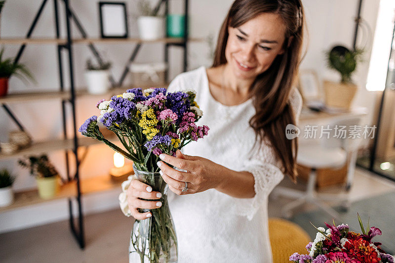 制作花卉装饰品的妇女