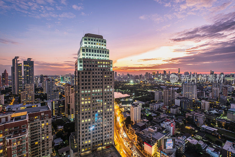 日落时分的曼谷Asok路口，素坤逸路商业区城市景观，泰国，高视角