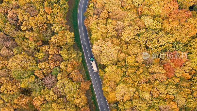 高速公路上的卡车驶过森林景观