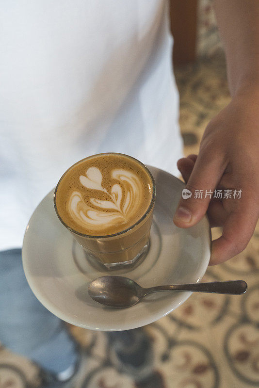 咖啡师提供一杯拿铁咖啡库存照片