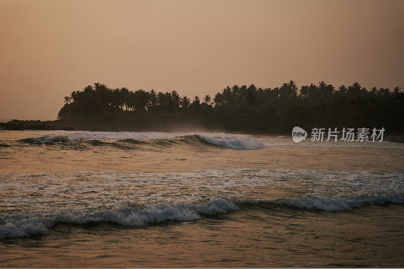 斯里兰卡大海上的日落，波涛汹涌