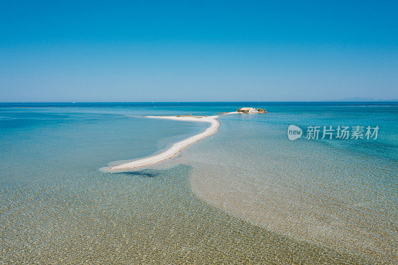 夏日晴空下的碧海海岛风光