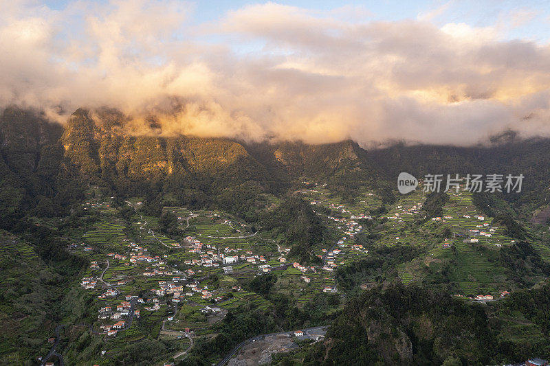 日落时山谷和村庄的鸟瞰图