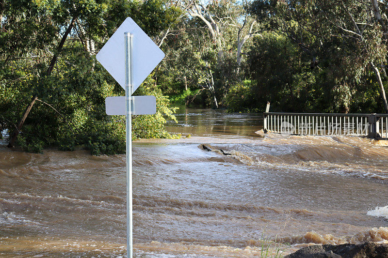 在墨尔本远郊的福特，俯瞰洪水的路牌