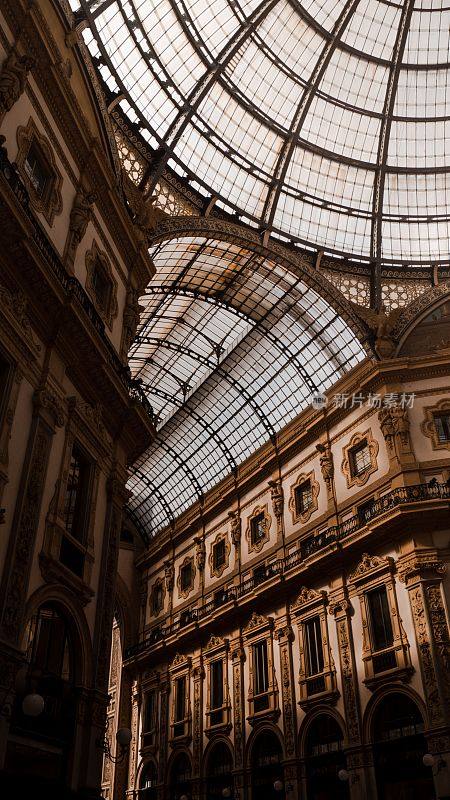 意大利米兰的伊曼纽尔二世维托里奥拱廊内部垂直。