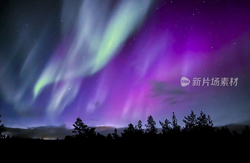 夜空中的北极光，拉普兰的夜景。