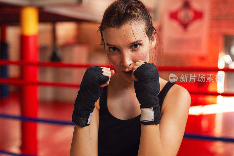 女拳击手在健身房训练