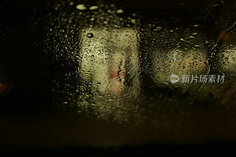 雨夜里的一盏灯