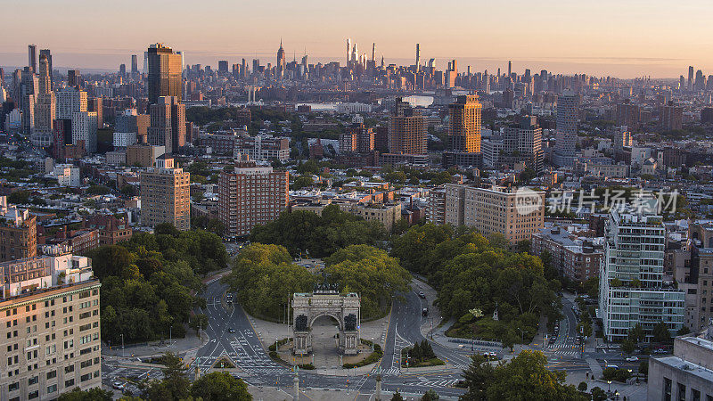 日出在历史悠久的陆军广场与士兵和水手纪念拱门在布鲁克林，纽约，全景与曼哈顿为背景。