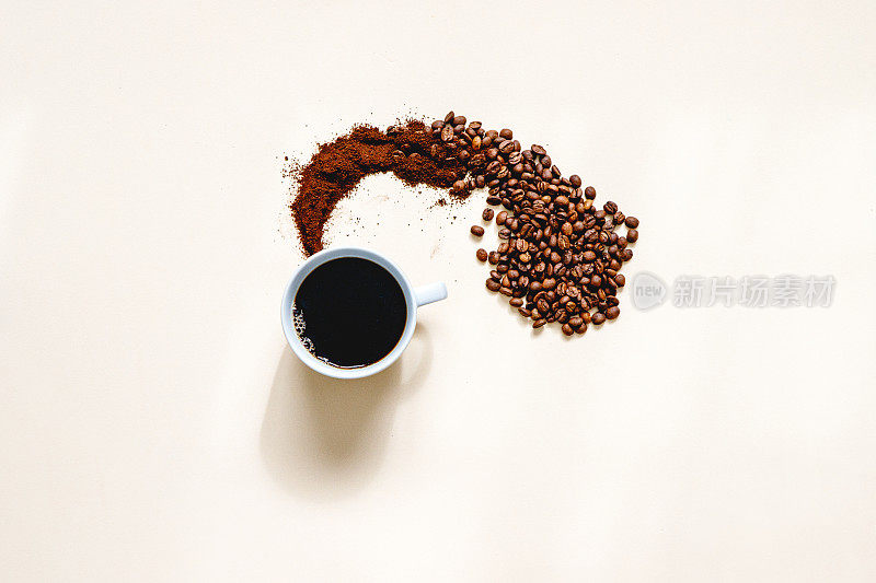 由咖啡豆、咖啡粉和咖啡杯组成