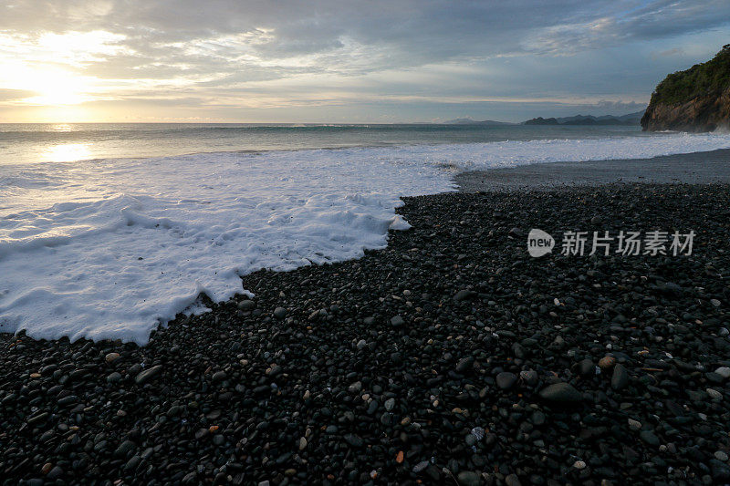 白色的海浪和黑色的沙滩