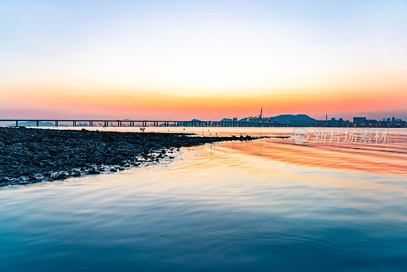 落潮后的深圳湾大桥及流浮山海岸线